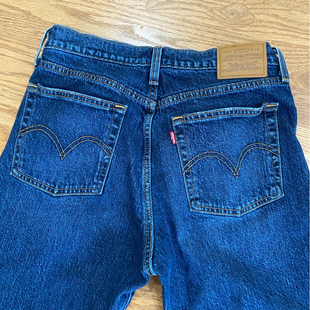 Levi's Women's Wedgie Straight Leg Jeans 28 x 26
EUC - Picture 7 of 8